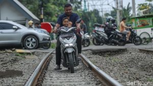 Nekat Lewat Jalur Kereta? Denda Rp15 Juta Menanti!