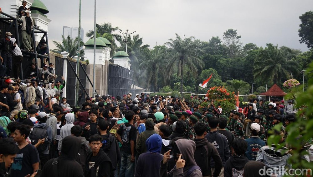 WFH Darurat! Demo Besar, PNS Dibolehkan Kerja di Rumah?