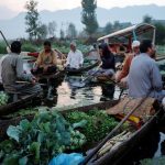 Wow! Pasar Terapung Kashmir, Unik Banget!