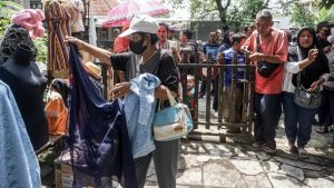 Heboh! Baju Lebaran Gratis Joli Jolan Diserbu Warga Solo!