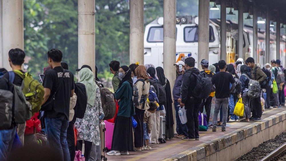 Stasiun Jatibarang Membludak! 12 Ribu Pemudik Balik!