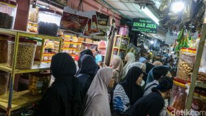 Pasar Jatinegara Diserbu! Kue Lebaran Ludes Diburu!