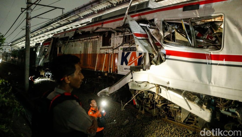 Mencekam! KRL Bekasi Hancur Ditabrak KA Jarak Jauh!