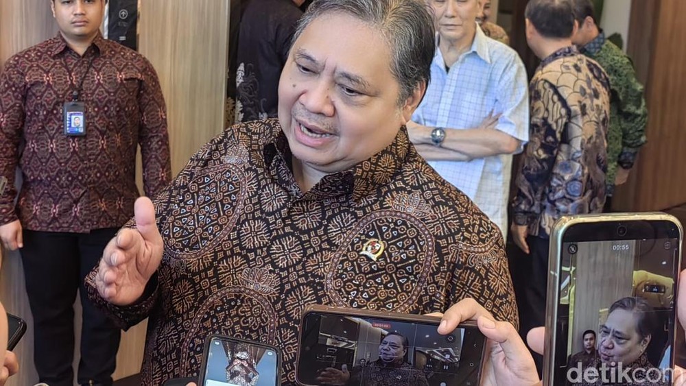 Harga Barang Anjlok? Airlangga Desak PMK Plastik 0%!