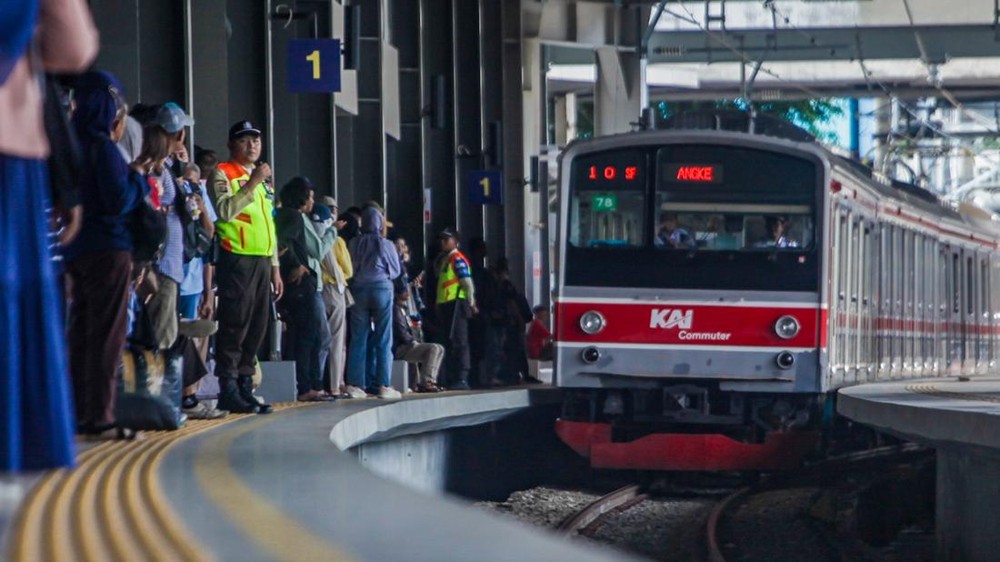 KRL Rangkasbitung Normal! Sempat Lumpuh Akibat Massa!