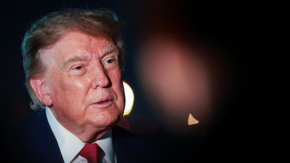 Trump Siap Gebuk China! Tarif Baru Ancam Chip & Laptop!