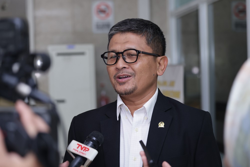 Karyawan Maybank Terancam! DPR Desak OJK Evaluasi Aturan