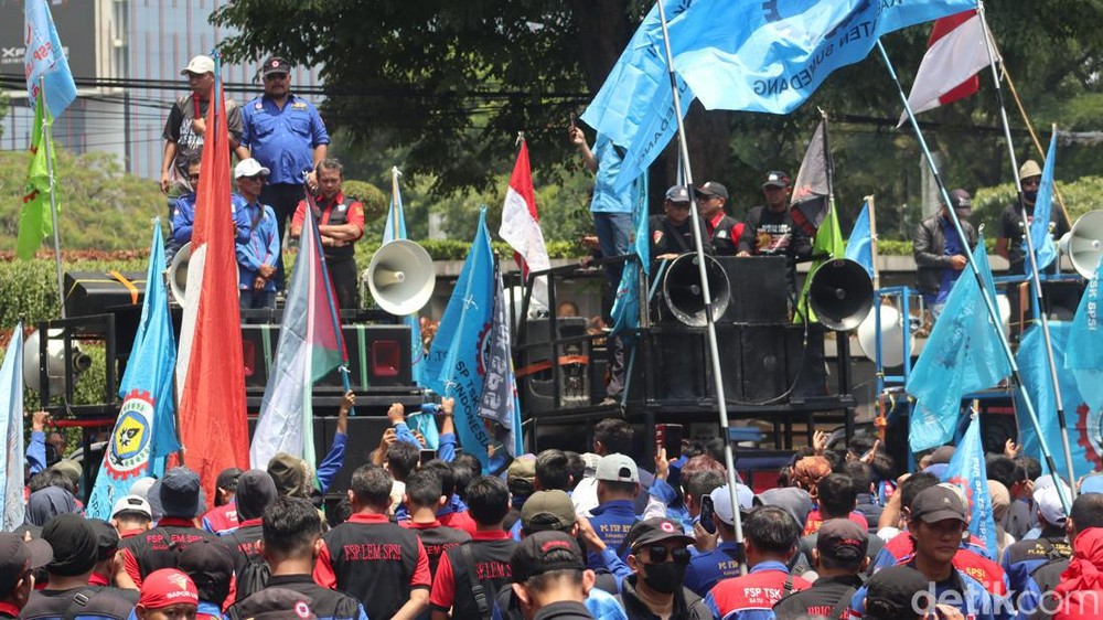 Jakarta Memanas! 50 Ribu Buruh Turun ke Jalan Hari Ini!