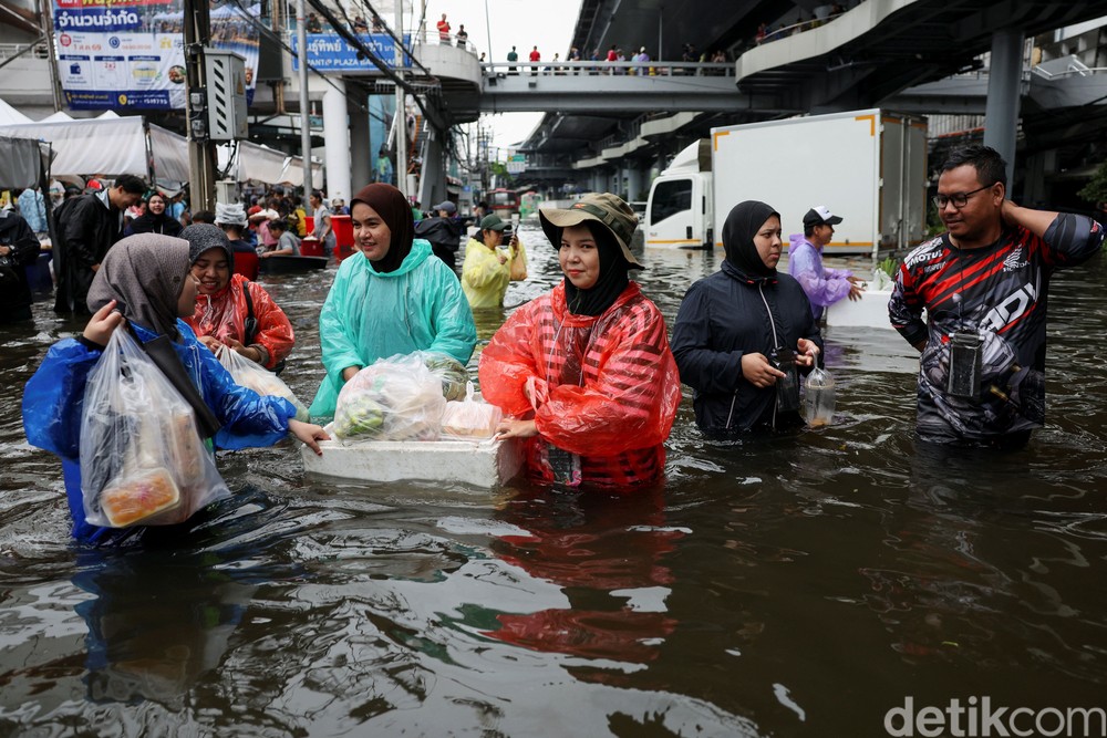Panik Pangan! Warga Bangkok Terobos Banjir Demi Stok!