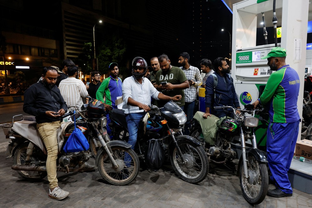 Pakistan Geger! Subsidi BBM Rp100/Liter, Warga Serbu SPBU!