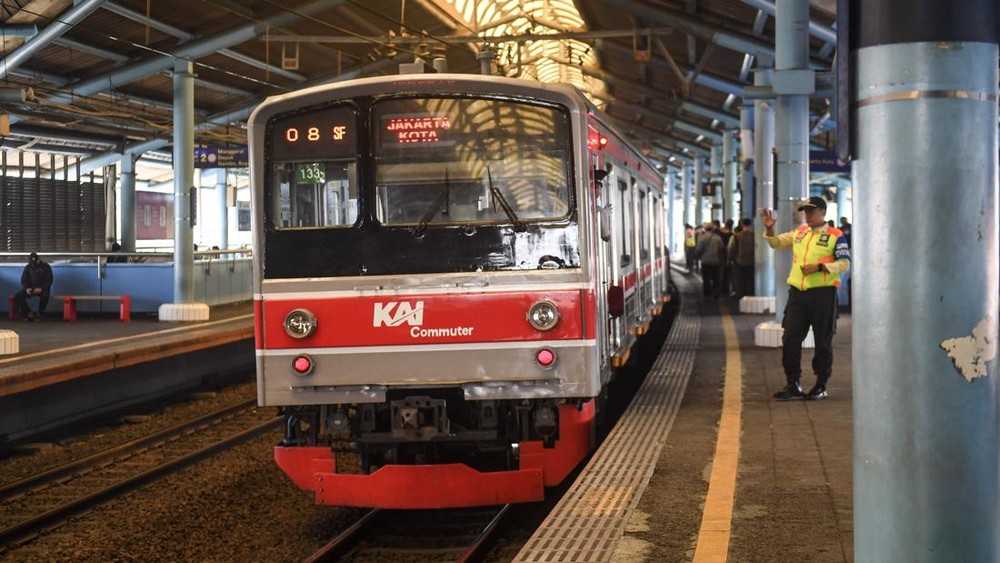 Pohon Tumbang, 9 KRL Bogor Tertahan!