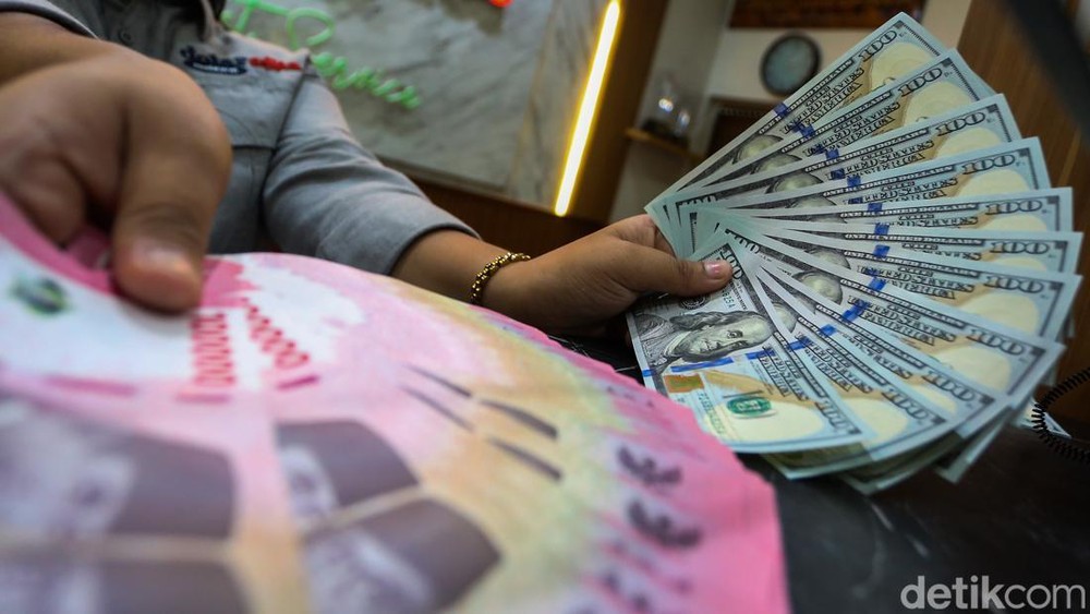 Rupiah Nyaris Rp 18 Ribu, Airlangga Siapkan Jurus Jitu!
