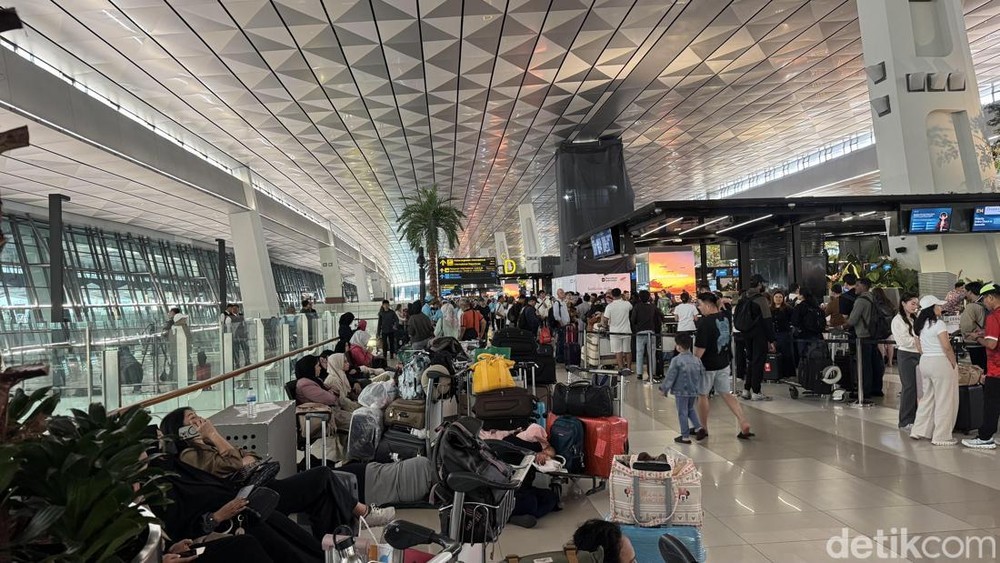 Soetta Lumpuh Total! 22 Ribu Penumpang Terdampak Abu Krakatau!