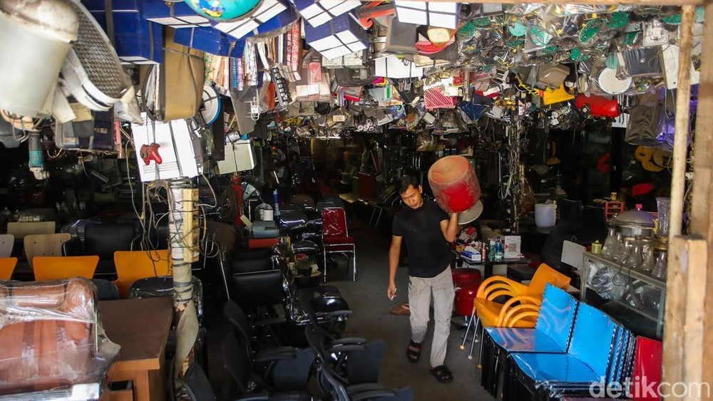 Jangan Kaget! Mall Rongsok Depok Simpan Koleksi Langka!