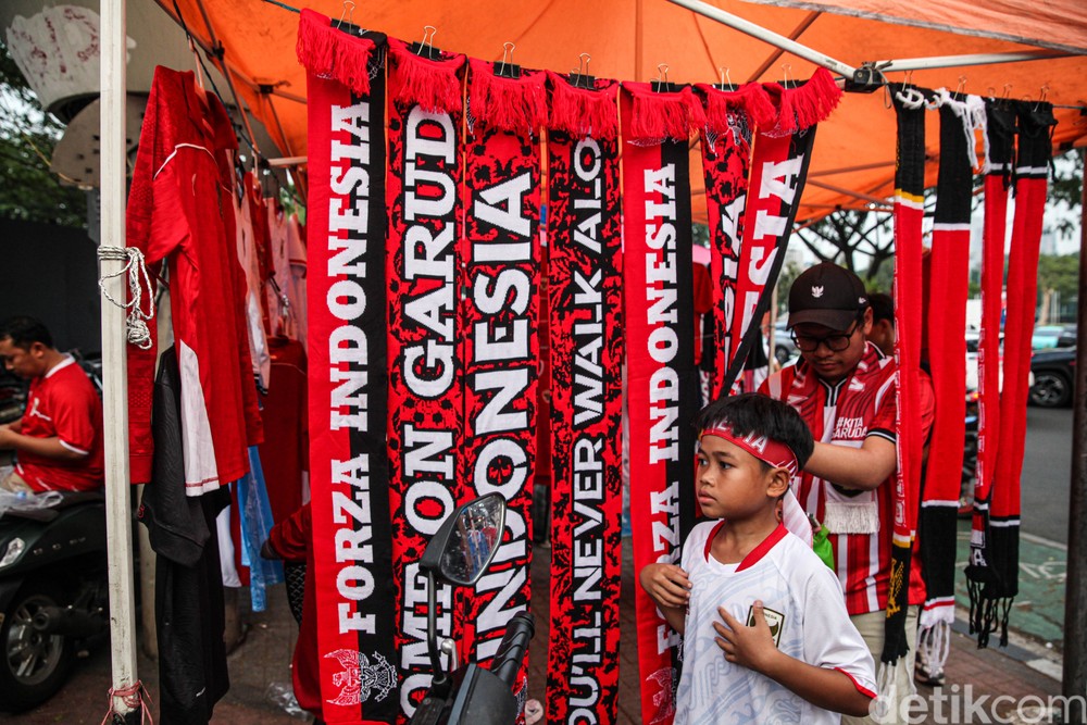 Laga Timnas Bikin Pedagang GBK ‘Panen Raya’, Untung 100%!