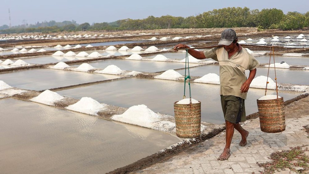 Harga Garam Anjlok, Petani Takalar Merana!