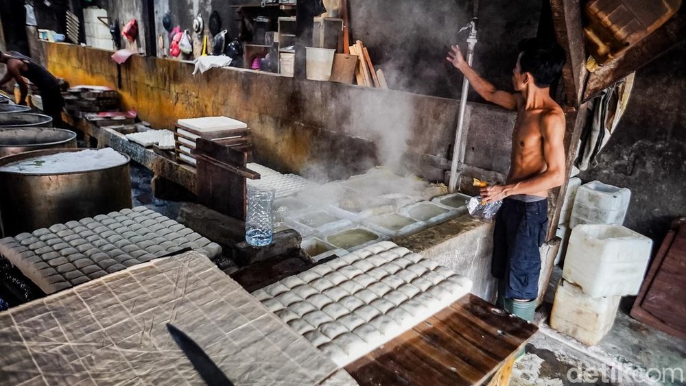 Harga Kedelai Melejit, Nasib Perajin Tahu!