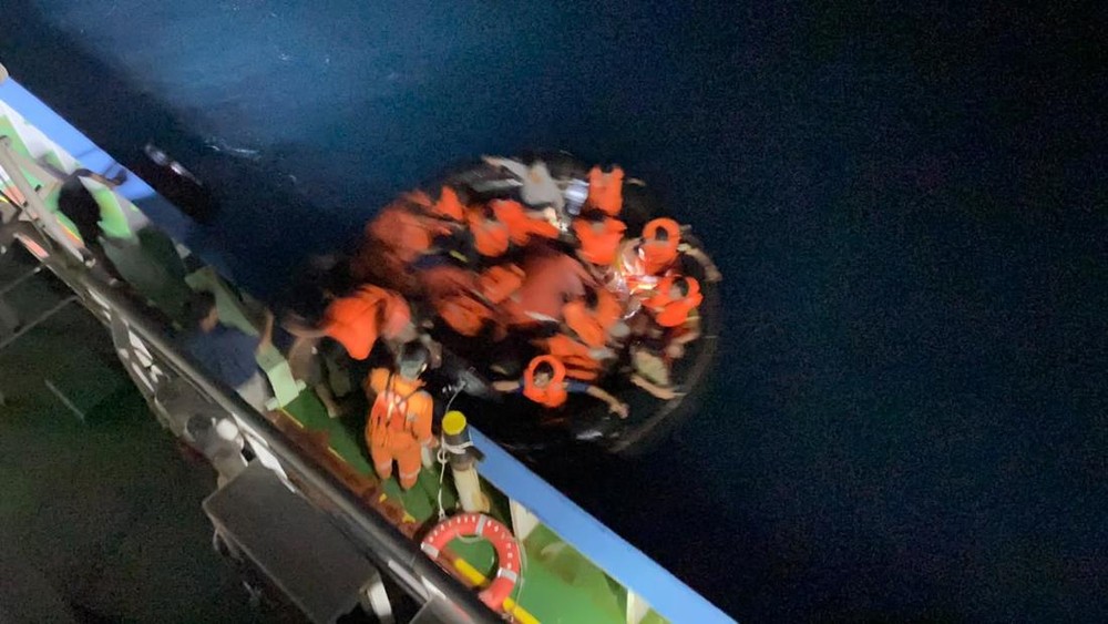 17 Kru Kapal Selamat dari Maut di Tuban!