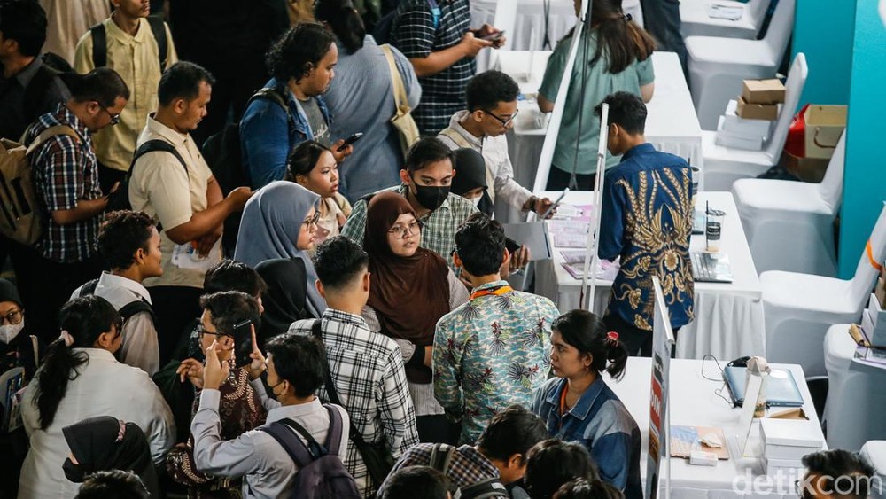 Lautan Manusia Rebutan Kerja di Jakarta!