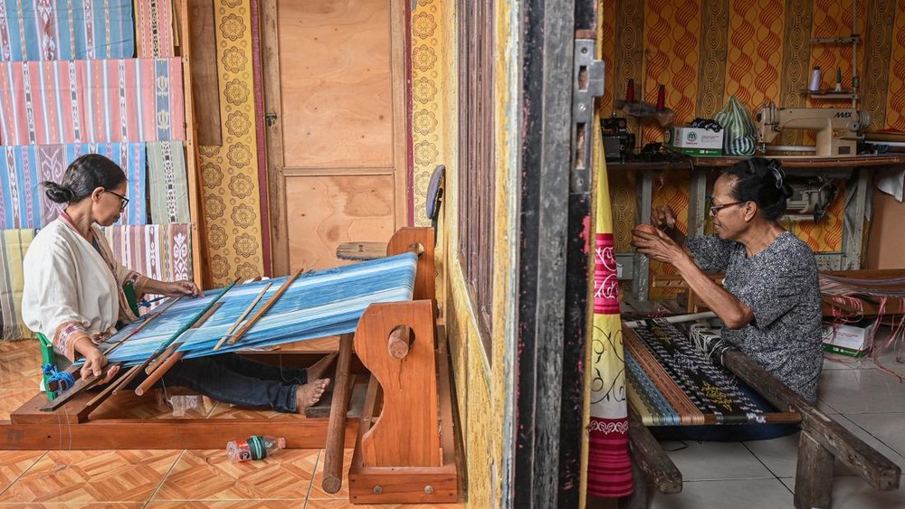 Pesona Tenun Tanimbar: Modal Tradisi, Cuan Melimpah!